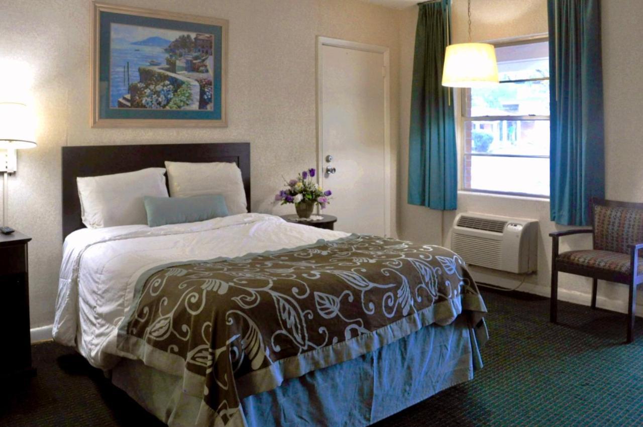 Azalea Inn & Suites Wilmington Exterior photo