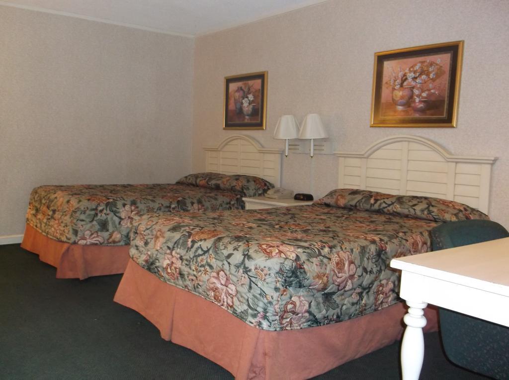 Azalea Inn & Suites Wilmington Room photo
